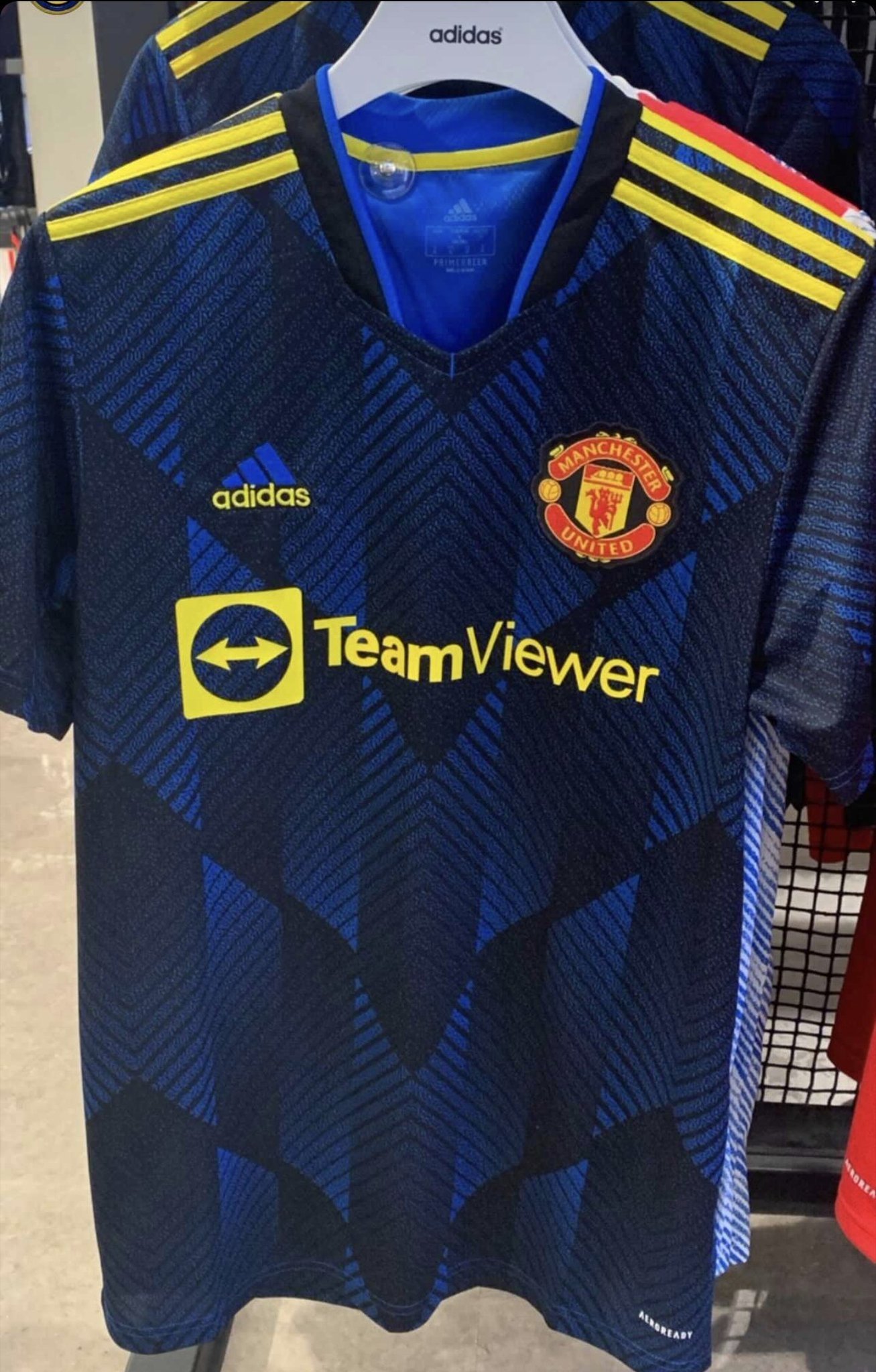 曼联新赛季第二客场球衣在一家商店出售感觉很违和