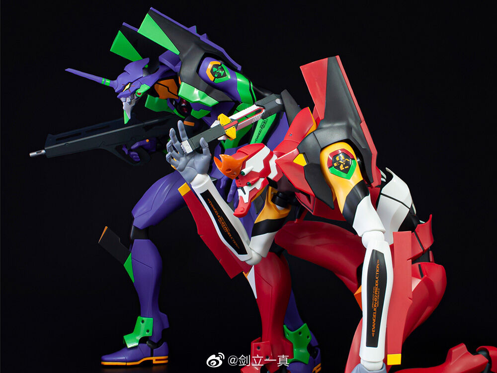 eva2号机和初号机