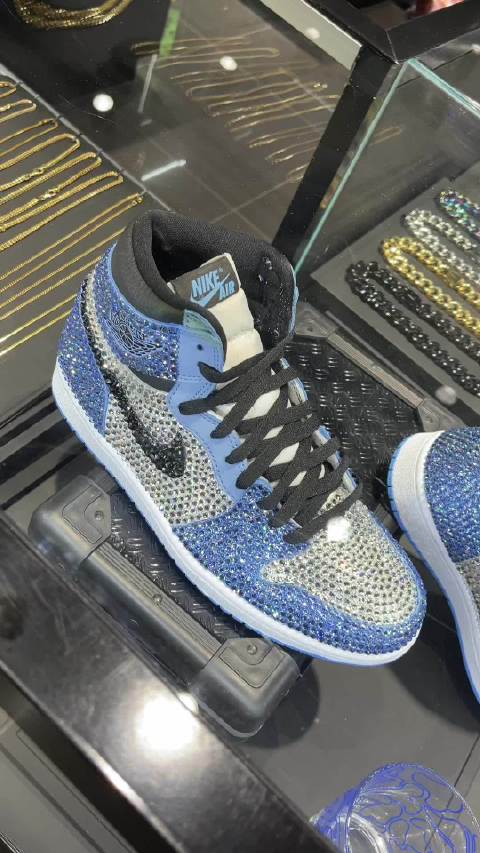 闪亮的aj1蓝色满天星你觉得值多少钱