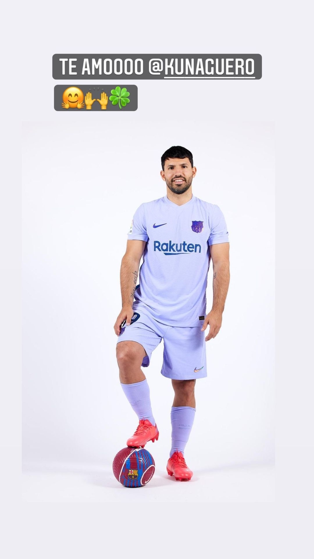 阿圭罗社媒更新自己身穿巴萨新球衣的照片是不是准备复出了