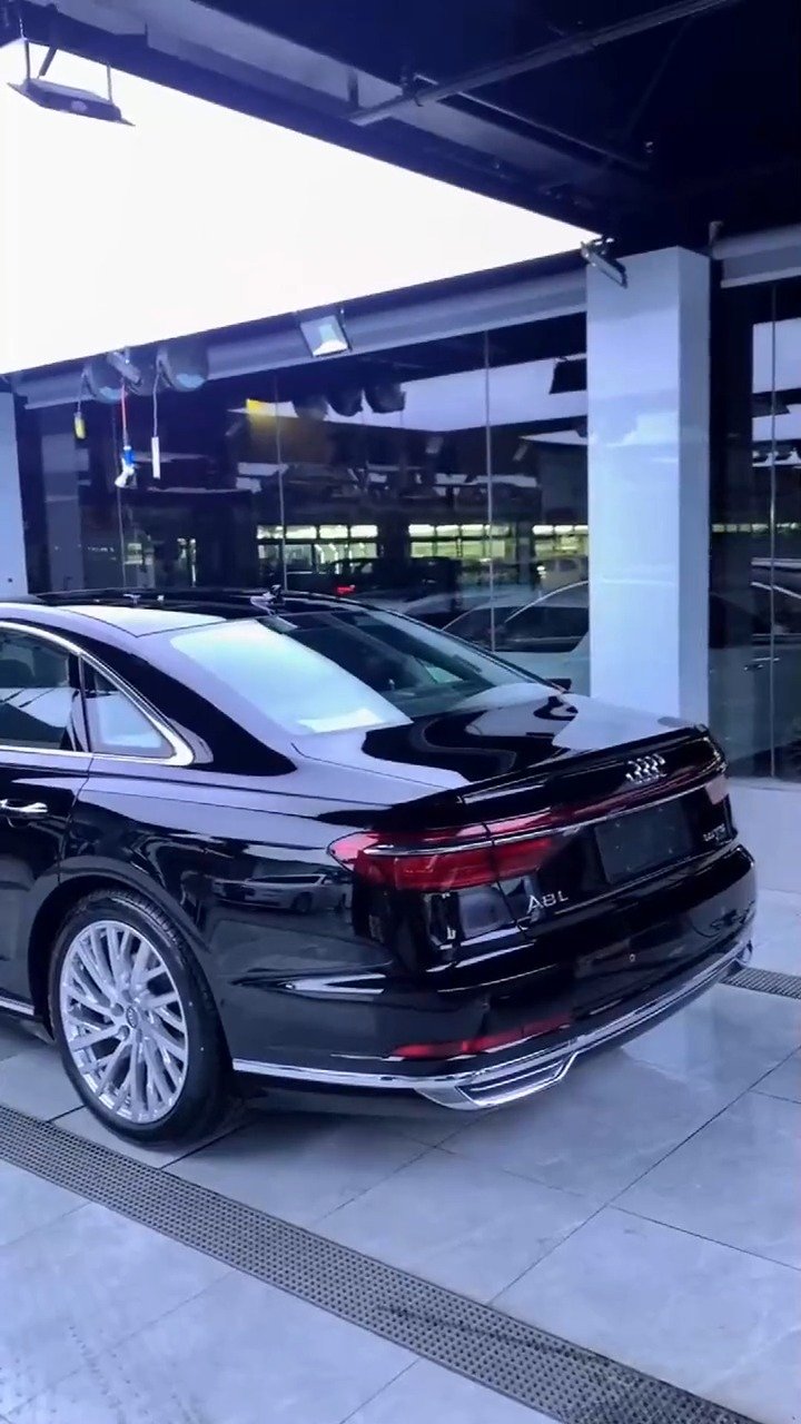 奥迪a8l贯穿式尾灯流线型车身看着十分帅气