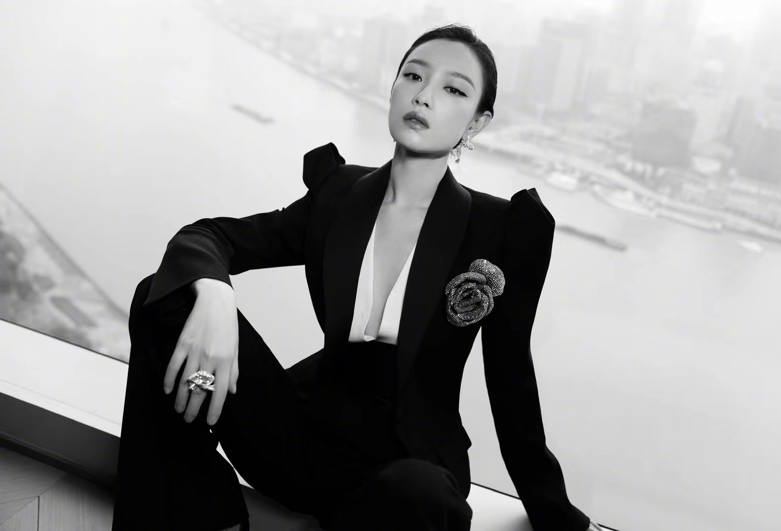 倪妮深v西装造型简约不简单什么水平