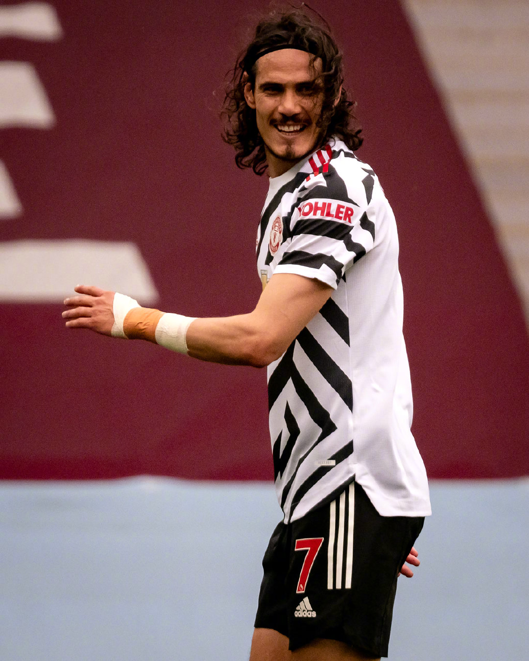 卡瓦尼本赛季以替补身份打进5球追平队史纪录