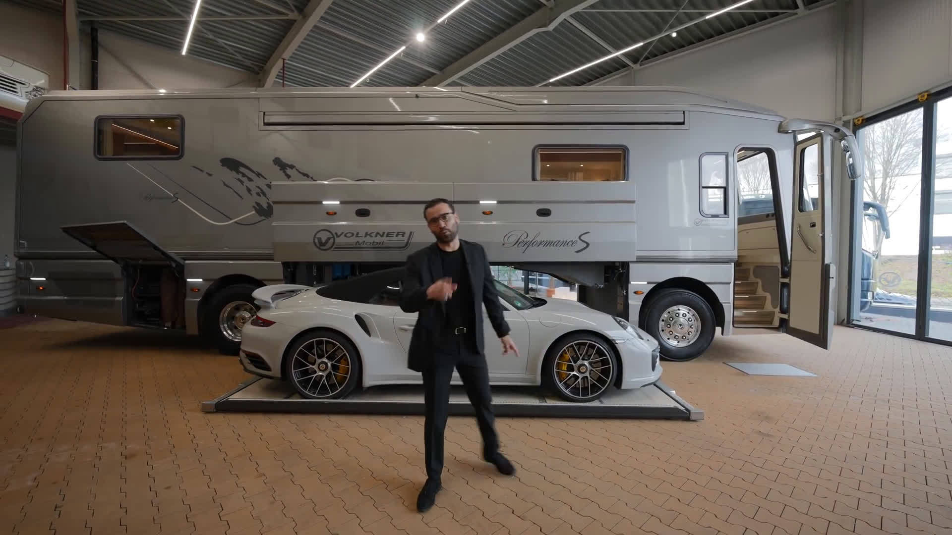 参观一下volknermobil价值185万美元的超豪华房车自带一个超跑车库