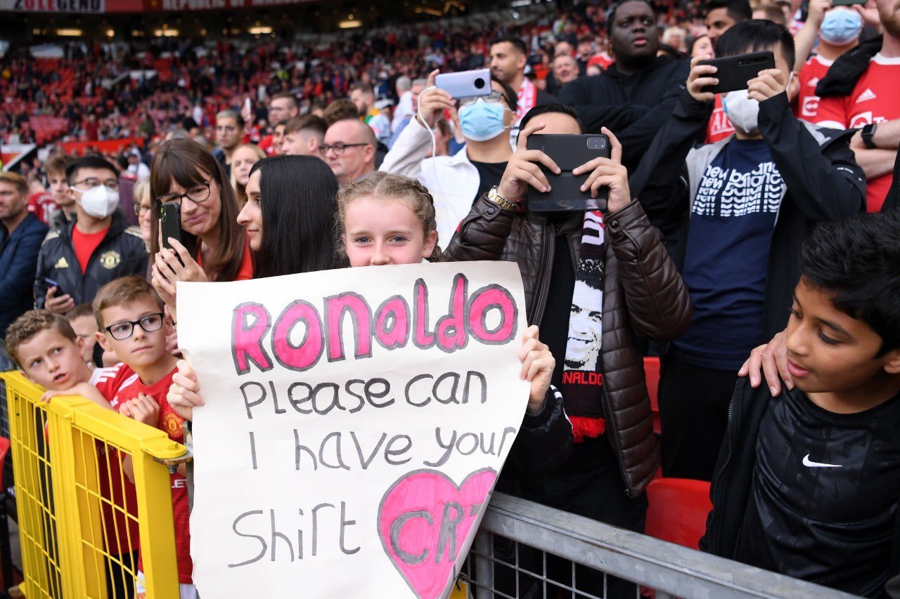 曼联小球迷看台上举牌:c罗,我想要你的球衣