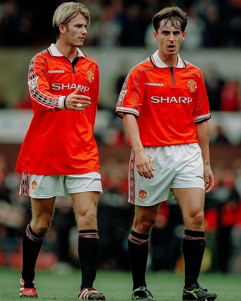 贝克汉姆和内维尔兄弟那时候的球衣太有范儿了