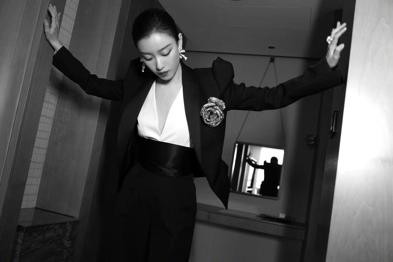 倪妮深v西装造型简约不简单什么水平