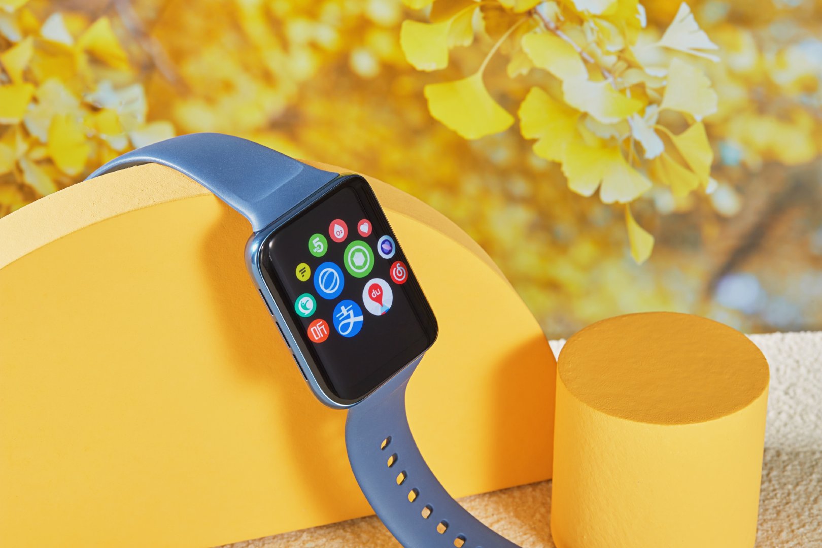 oppowatch2在昨天上新了两款新配色橘金星蓝你打几分