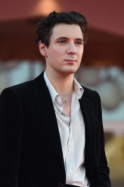 主演本杰明沃辛与文森特拉科斯特等出席法男大军集体现身