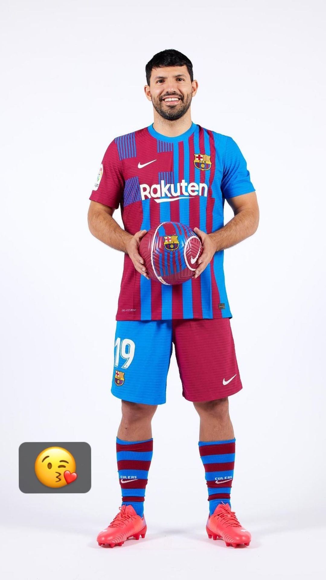 阿圭罗社媒更新自己身穿巴萨新球衣的照片是不是准备复出了