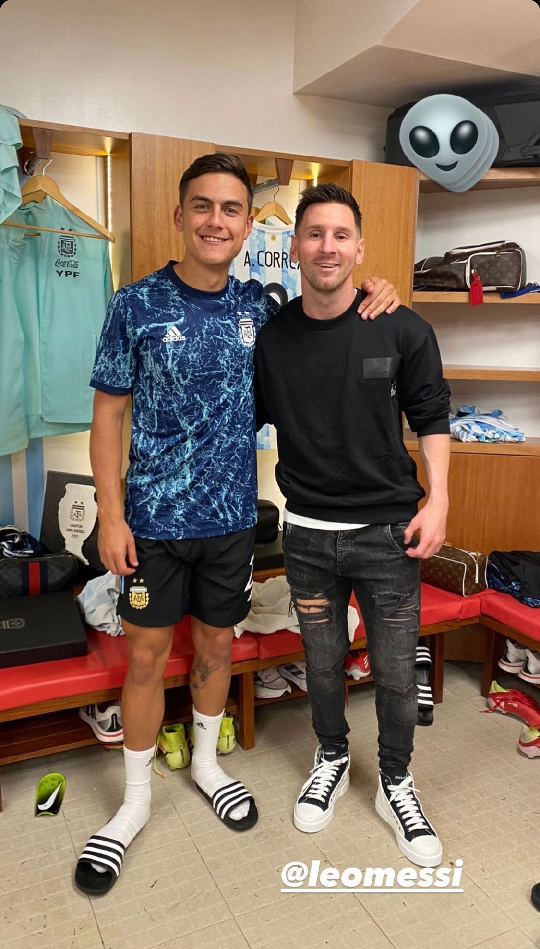 迪巴拉社媒晒出和梅西的照片更衣室和外星人合影