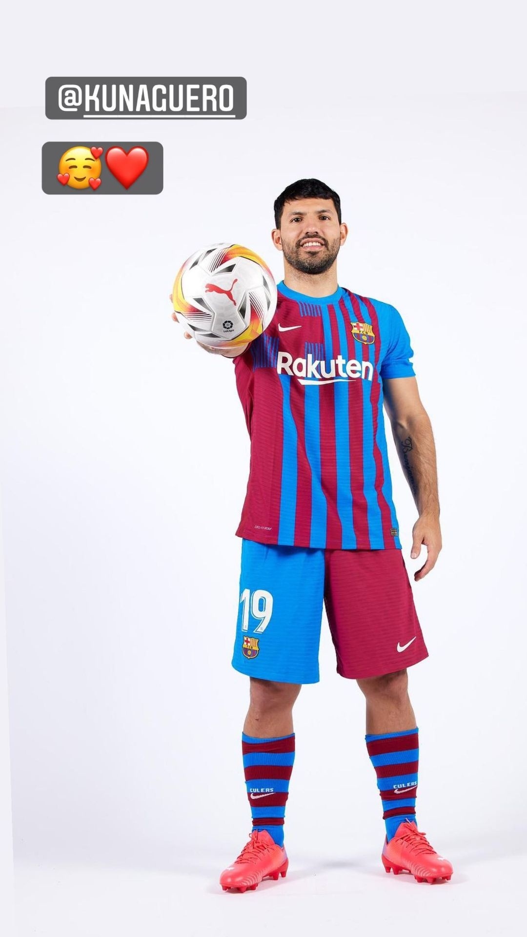 阿圭罗社媒更新自己身穿巴萨新球衣的照片是不是准备复出了