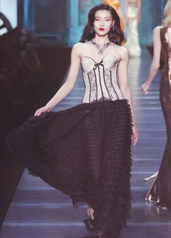 刘雯走秀被刘雯的气质惊艳到腿长两米八的超模身材简直就是行走的衣架