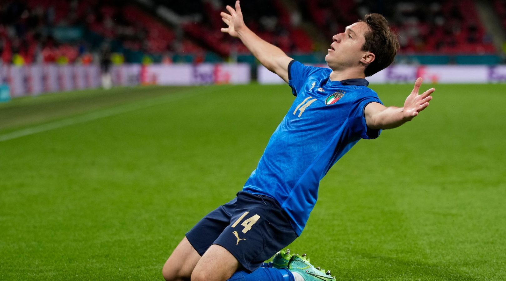 欧洲杯历史第一对父子进球基耶萨庆祝致敬父亲