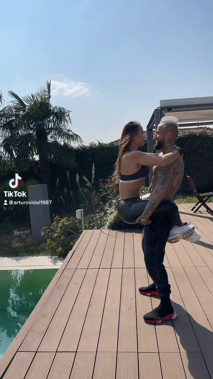 撒狗粮比达尔晒女友