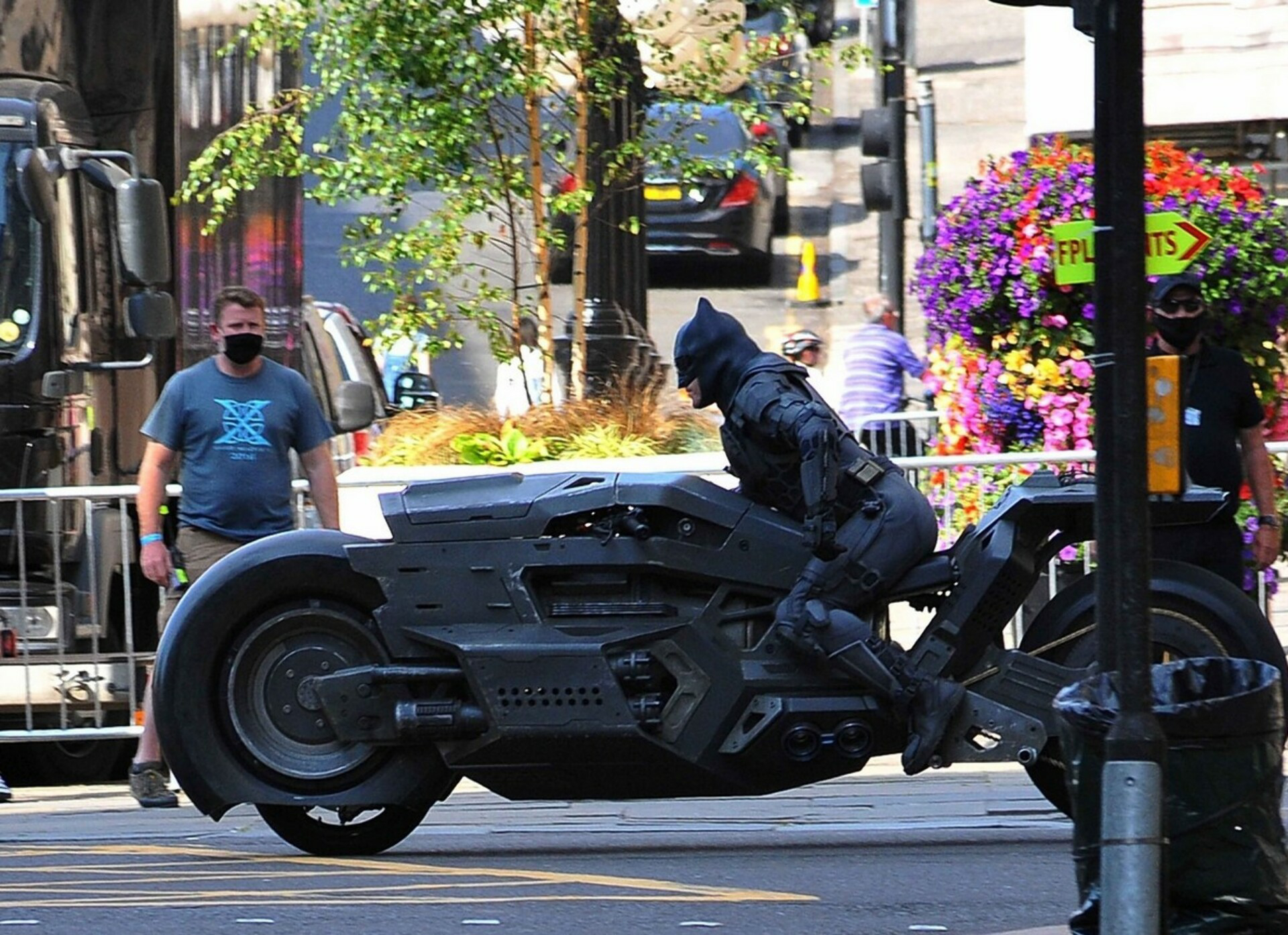 帅翻闪电侠大电影曝光全新片场照武替扮演的蝙蝠侠骑着蝙蝠摩托霸气