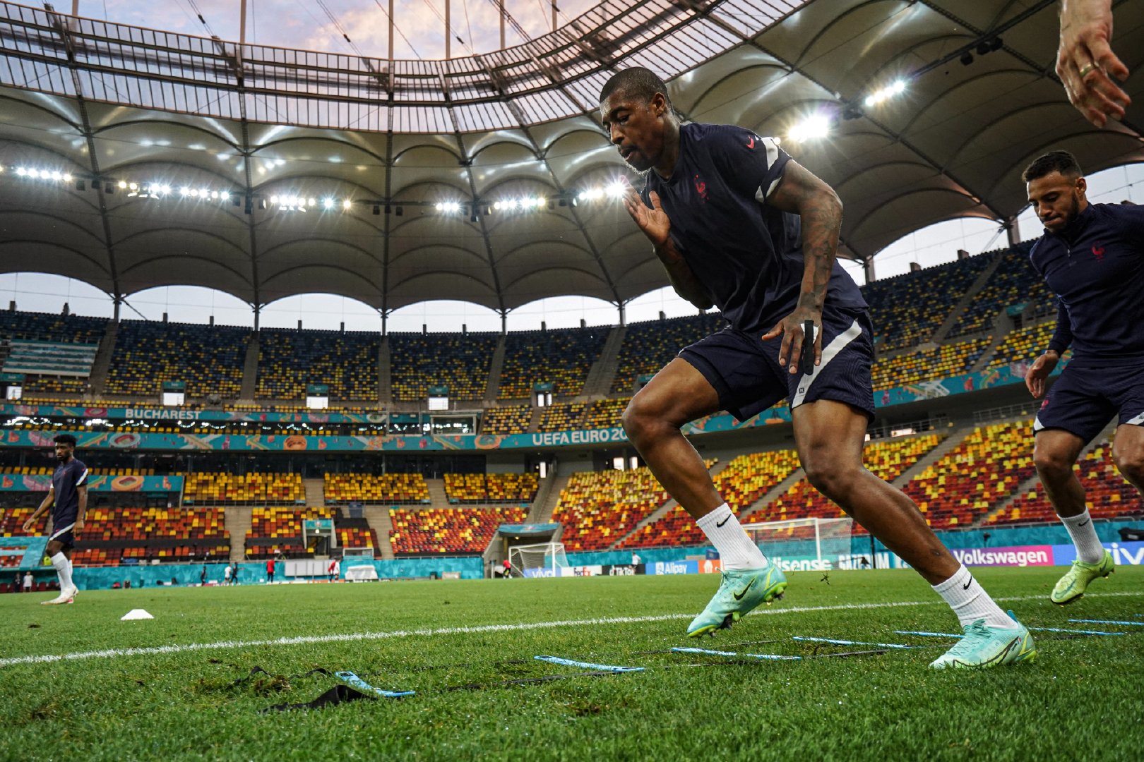 图集法国队赛亲踩场训练