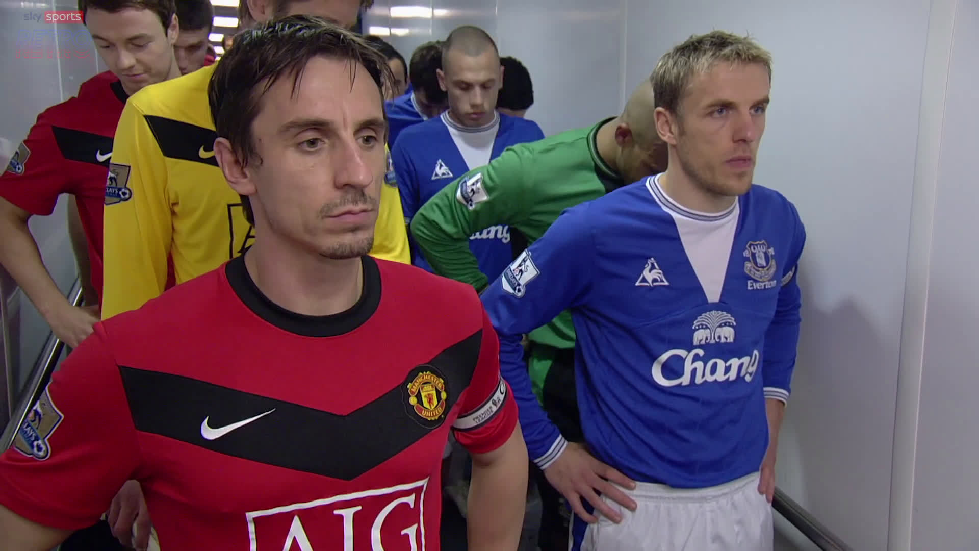 球员通道里的内维尔兄弟1515