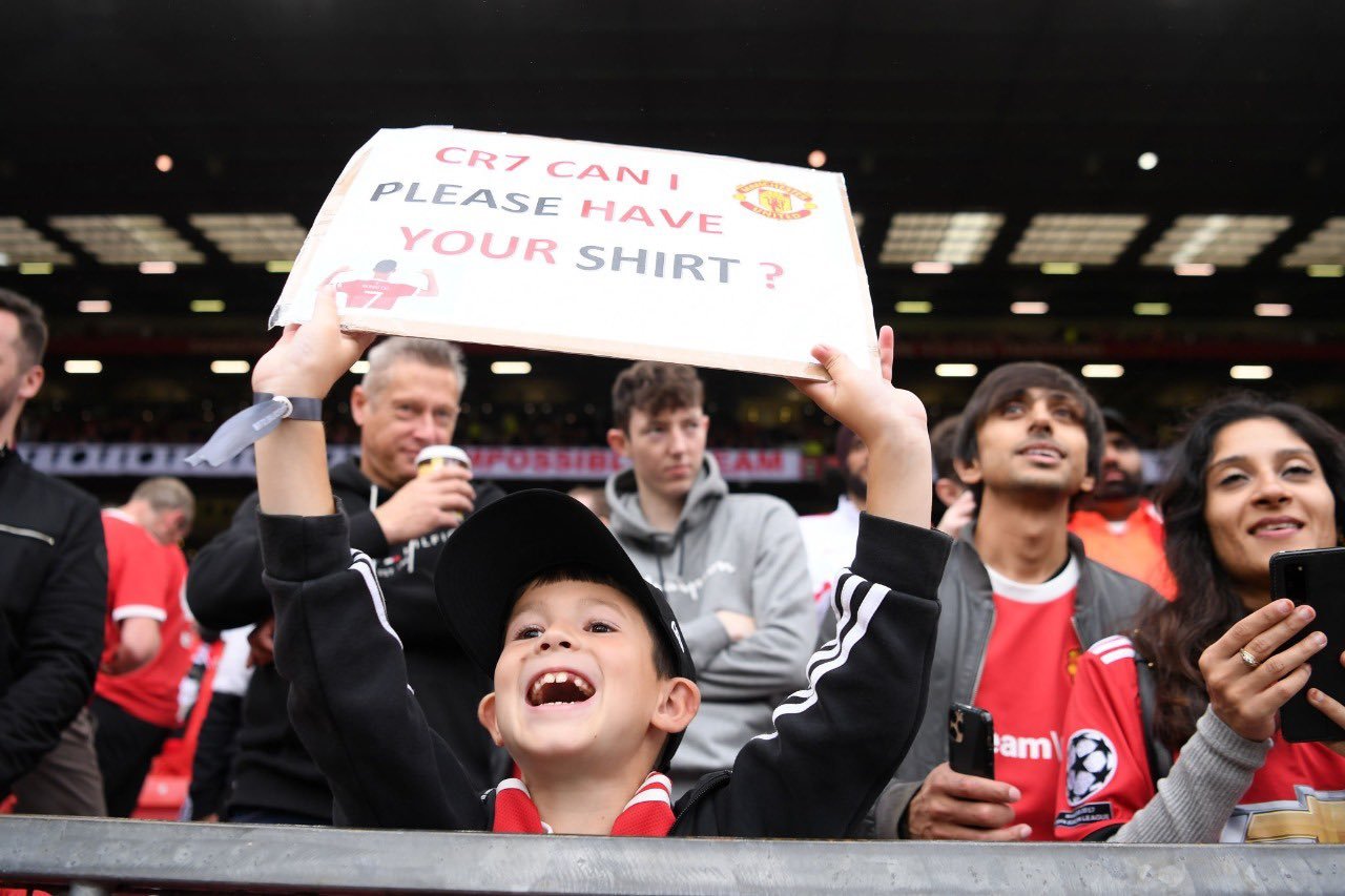 曼联小球迷看台上举牌:c罗,我想要你的球衣