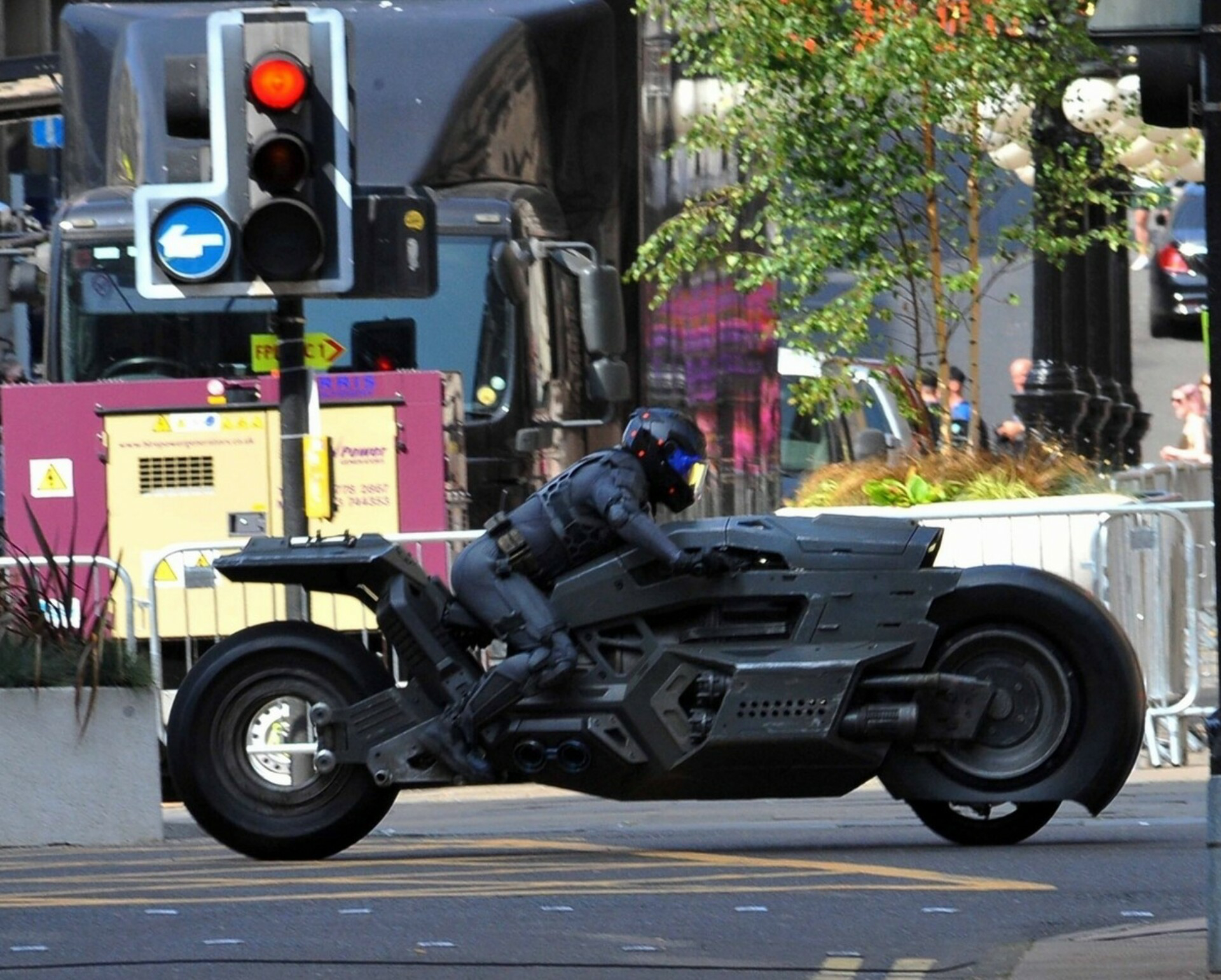 帅翻闪电侠大电影曝光全新片场照武替扮演的蝙蝠侠骑着蝙蝠摩托霸气