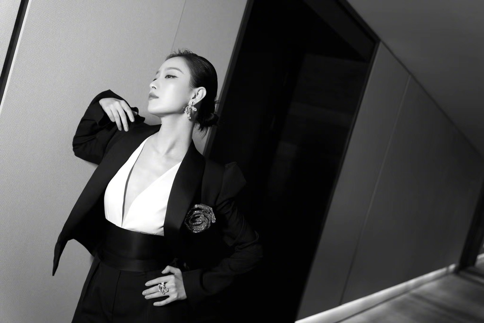 倪妮深v西装造型简约不简单什么水平