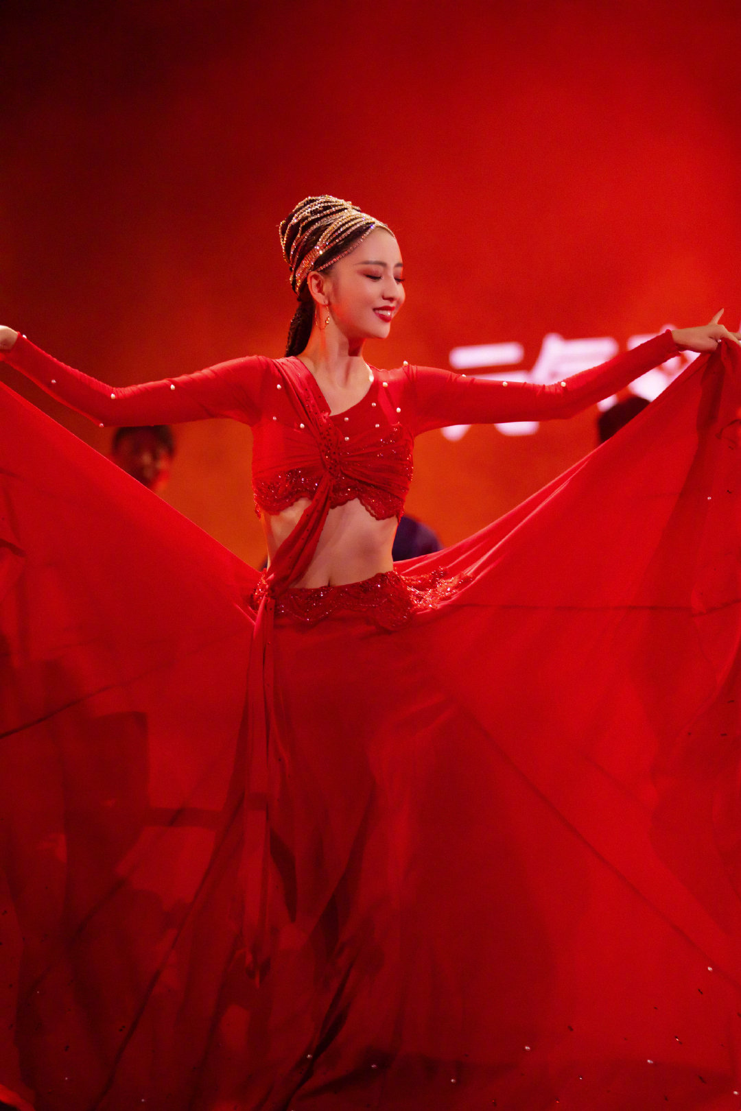 佟丽娅工作室晒出丫丫最新舞台照红衣似火