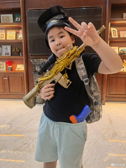 马丽晒儿子背影六一儿童节,马丽唐嫣晒孩子背影,沙溢沈腾儿子正面照.