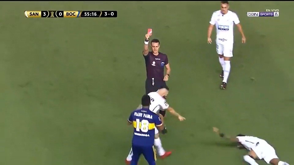 恶劣博卡球员踩踏对手肚子被红牌罚下看的我肚子都痛