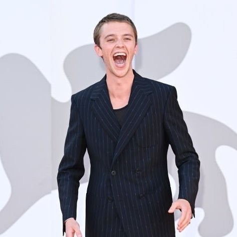 主演本杰明沃辛与文森特拉科斯特等出席法男大军集体现身