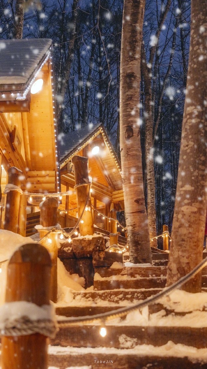 雪夜中温暖的小屋图片图片