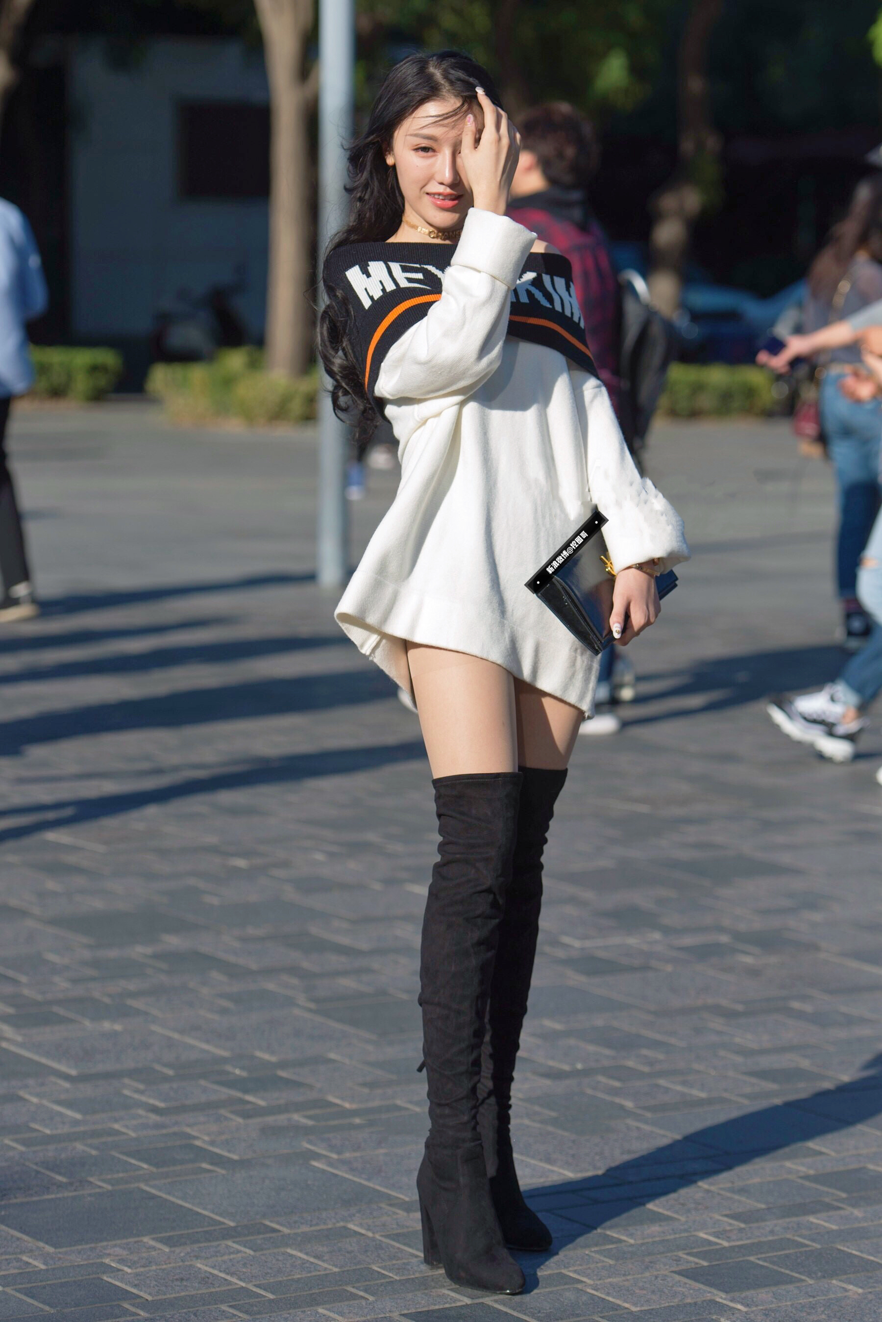 过膝长靴,既保暖又显腿,小姐姐这一身你给几分