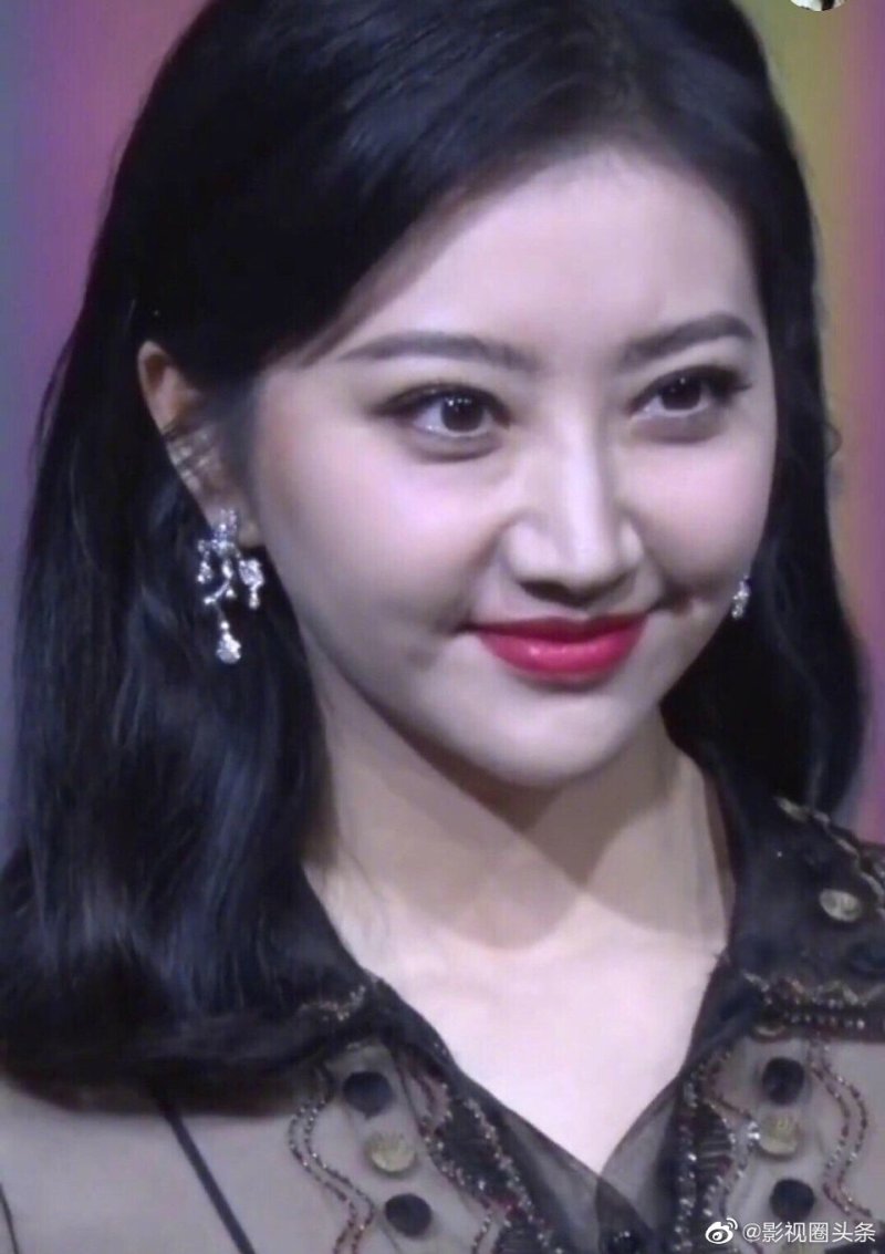 景甜出席某活动的直播引发热议,她看上去脸很肿,眼睛也是一大一小 zt