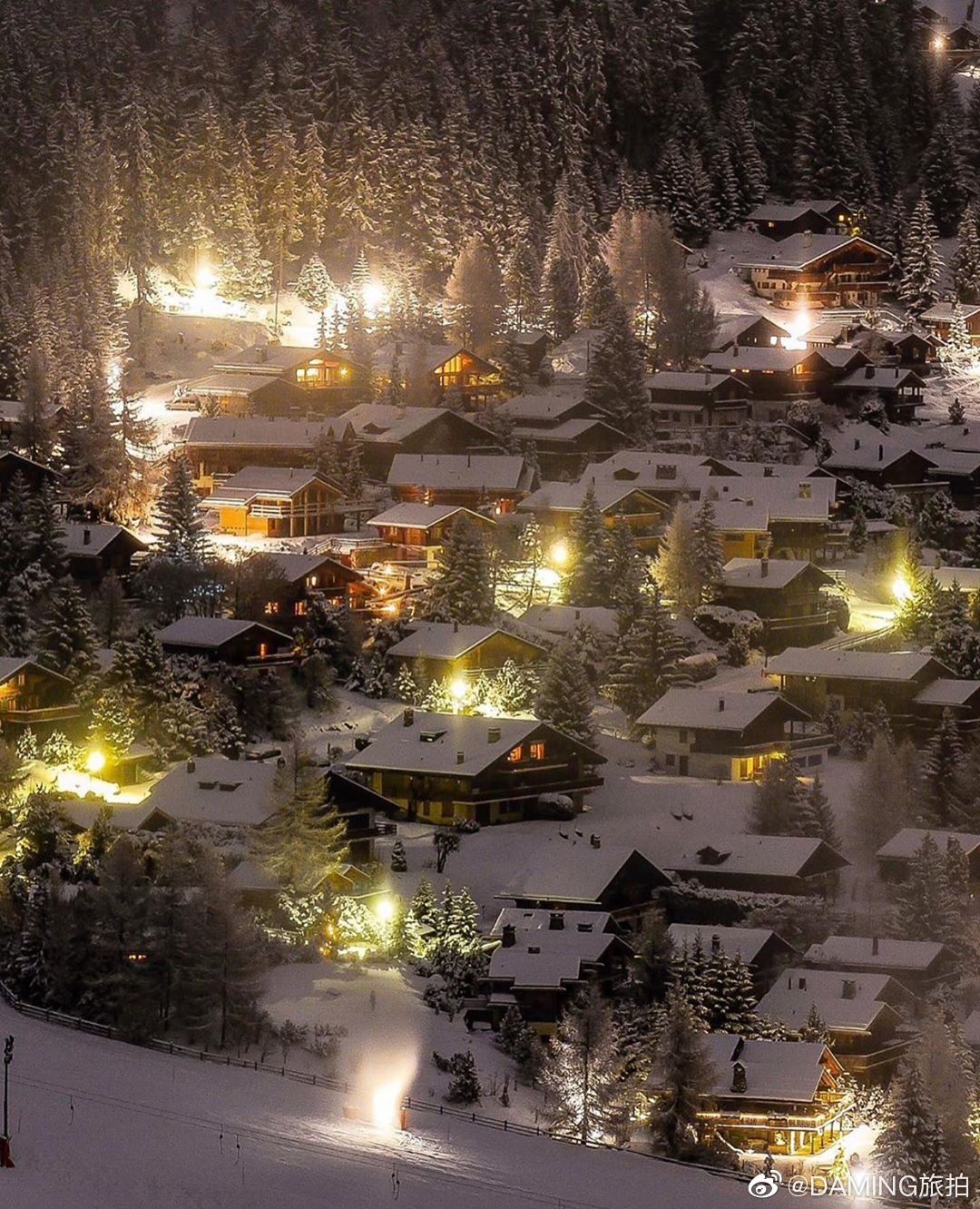 瑞士小镇雪景夜景图片