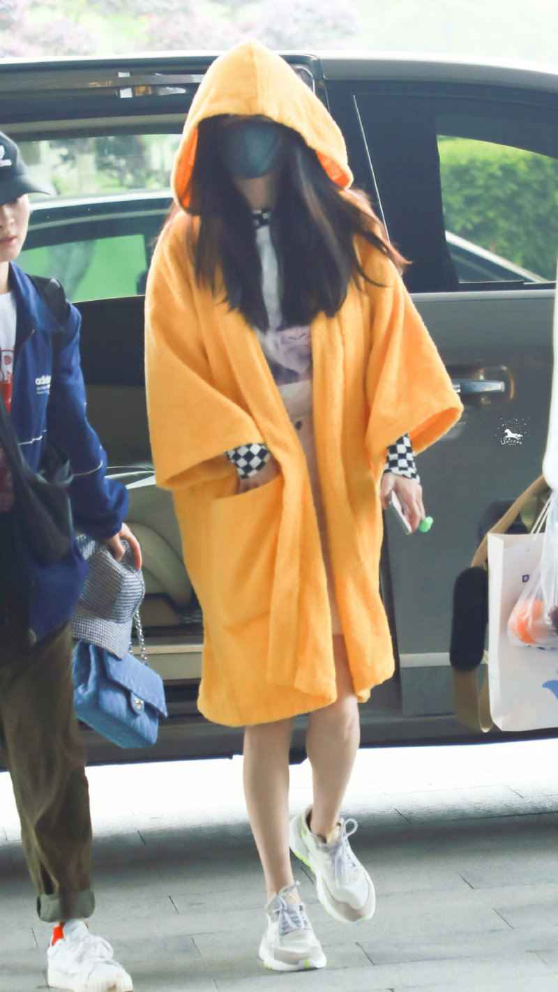 杨幂浴袍大衣秀,什么水平 zt