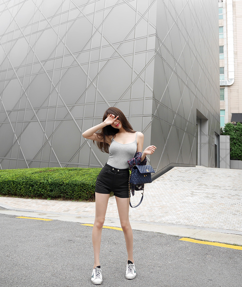 穿着灰色小吊带的小姐姐,身材给几分?