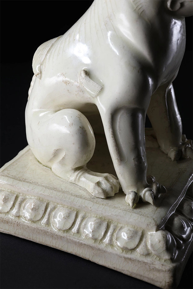 一件被拍卖的白釉狮子,表情完全就是一只怀疑人生的狗. zt