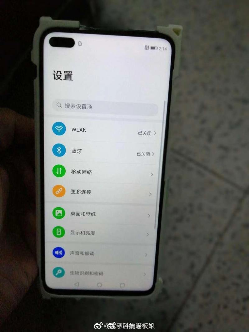 网友再次晒出华为荣耀v30真机,这次挖孔看得更加清晰了,喜欢? zt