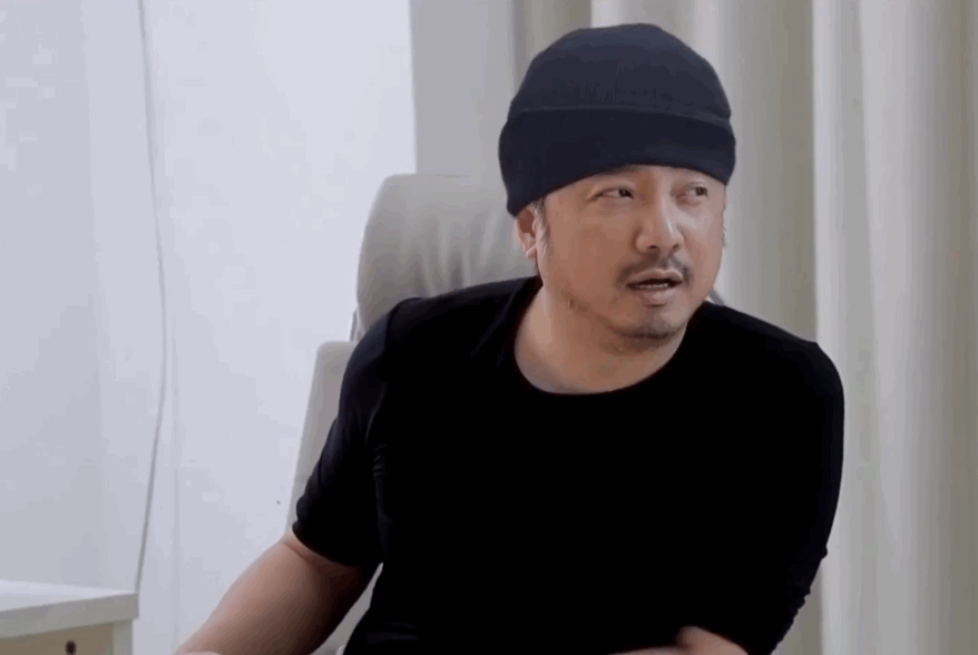 《我和我的祖国》幕后纪录片里为什么要给徐峥p个帽子 zt