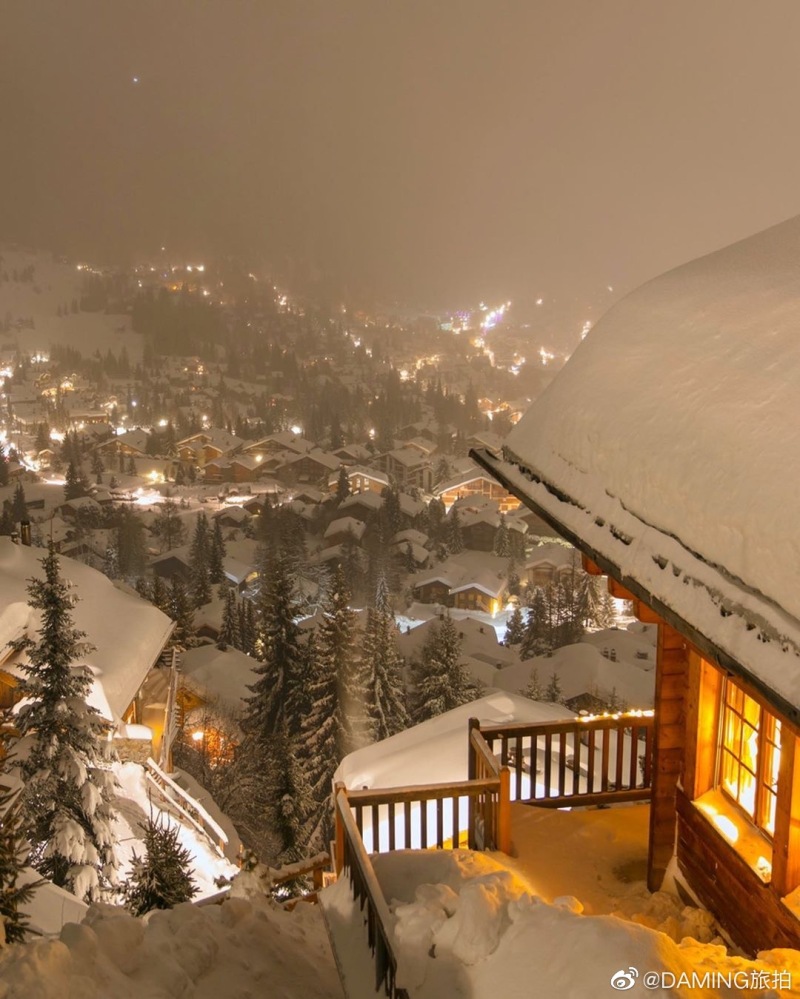 冬日打卡胜地瑞士小镇下雪的夜晚,这景色美么