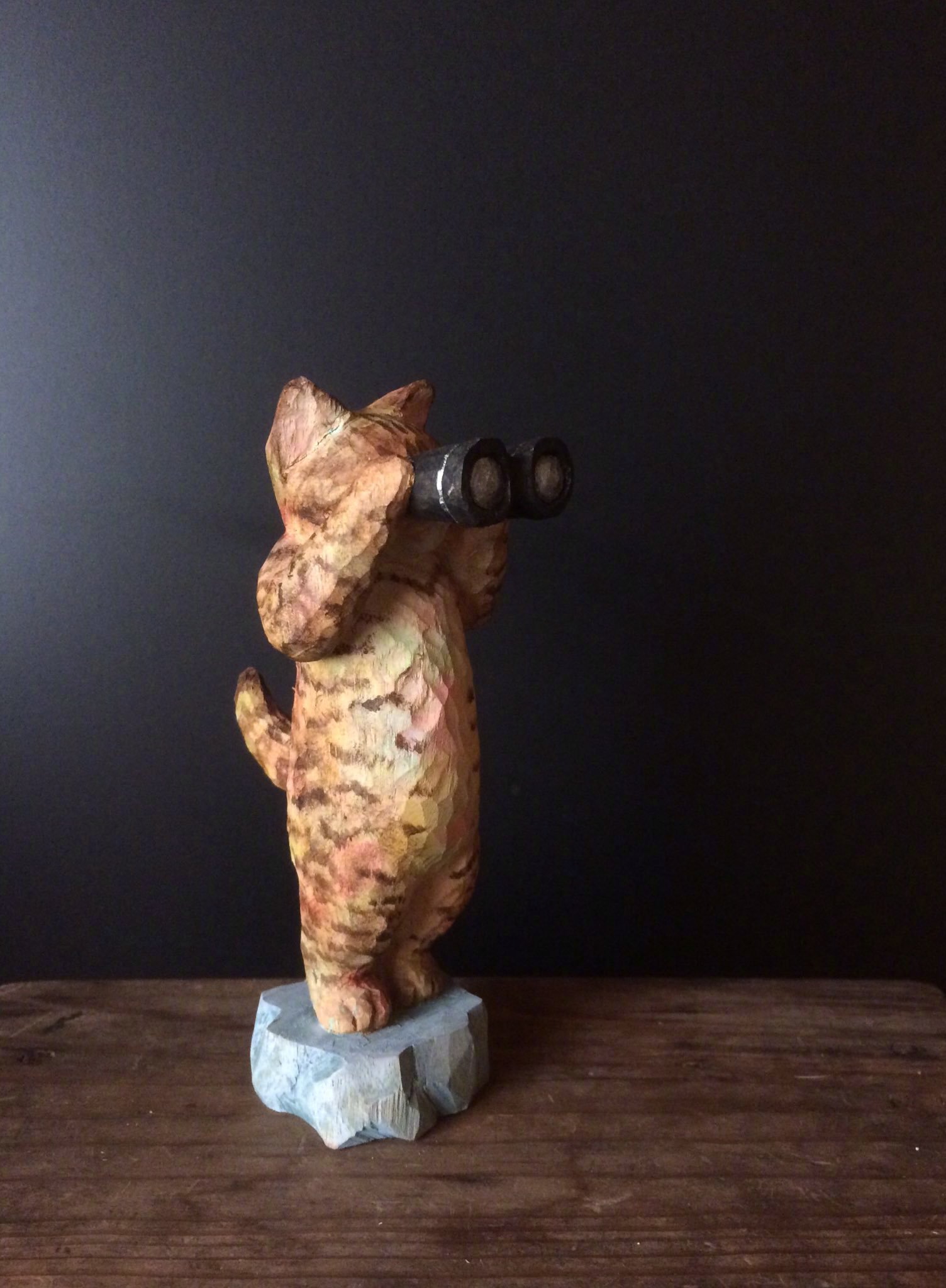 一位木雕艺术家创作出的猫猫雕塑造型可真是看着太喜庆了zt