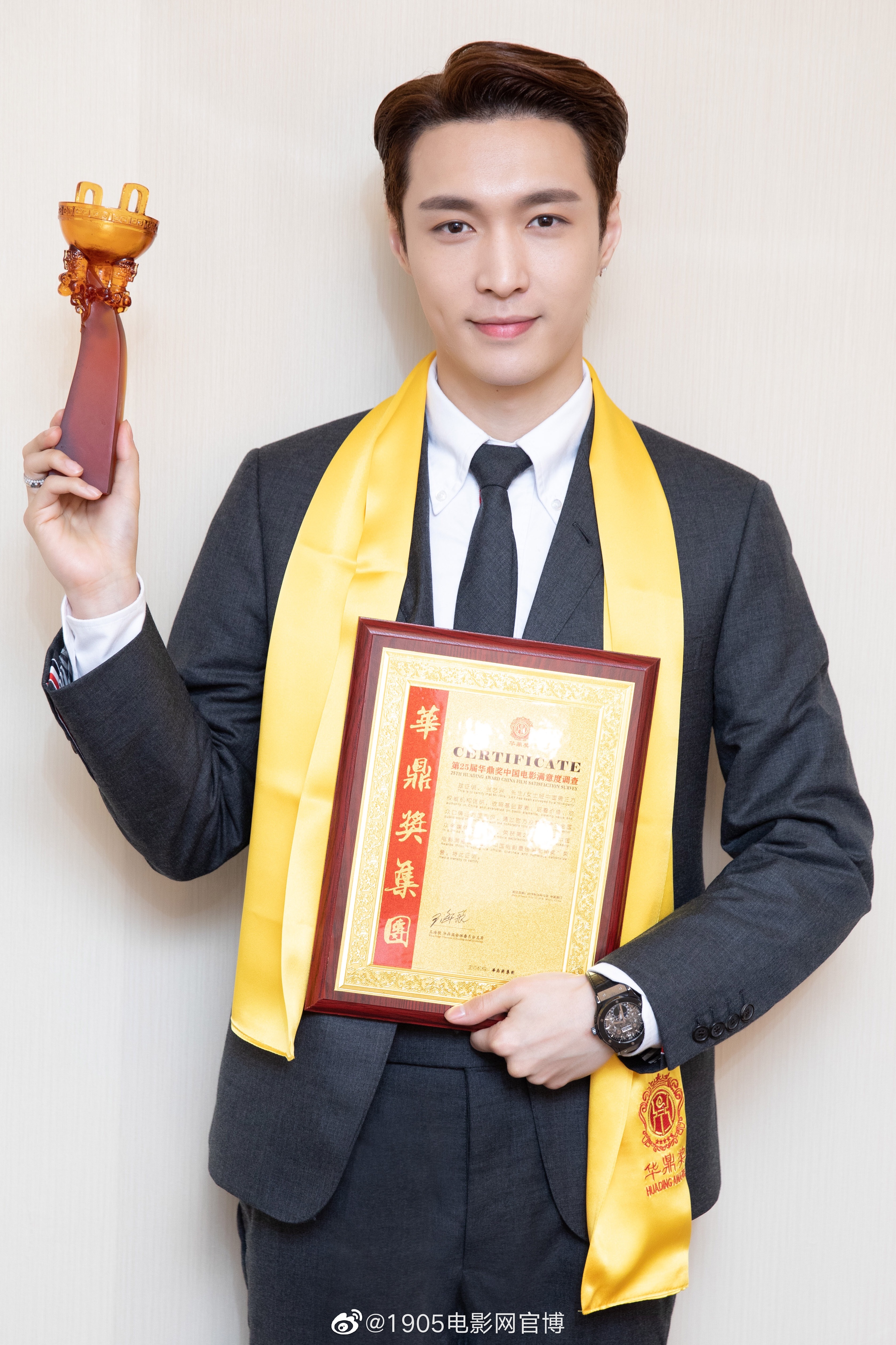 张艺兴获第25届华鼎奖最佳男配角奖现场清唱新歌honeyhoney表白黄渤zt