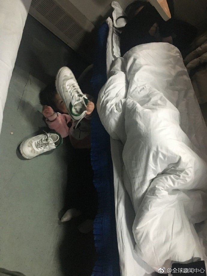 女子将孩子塞在下铺底下,孩子:我是行李吗 zt