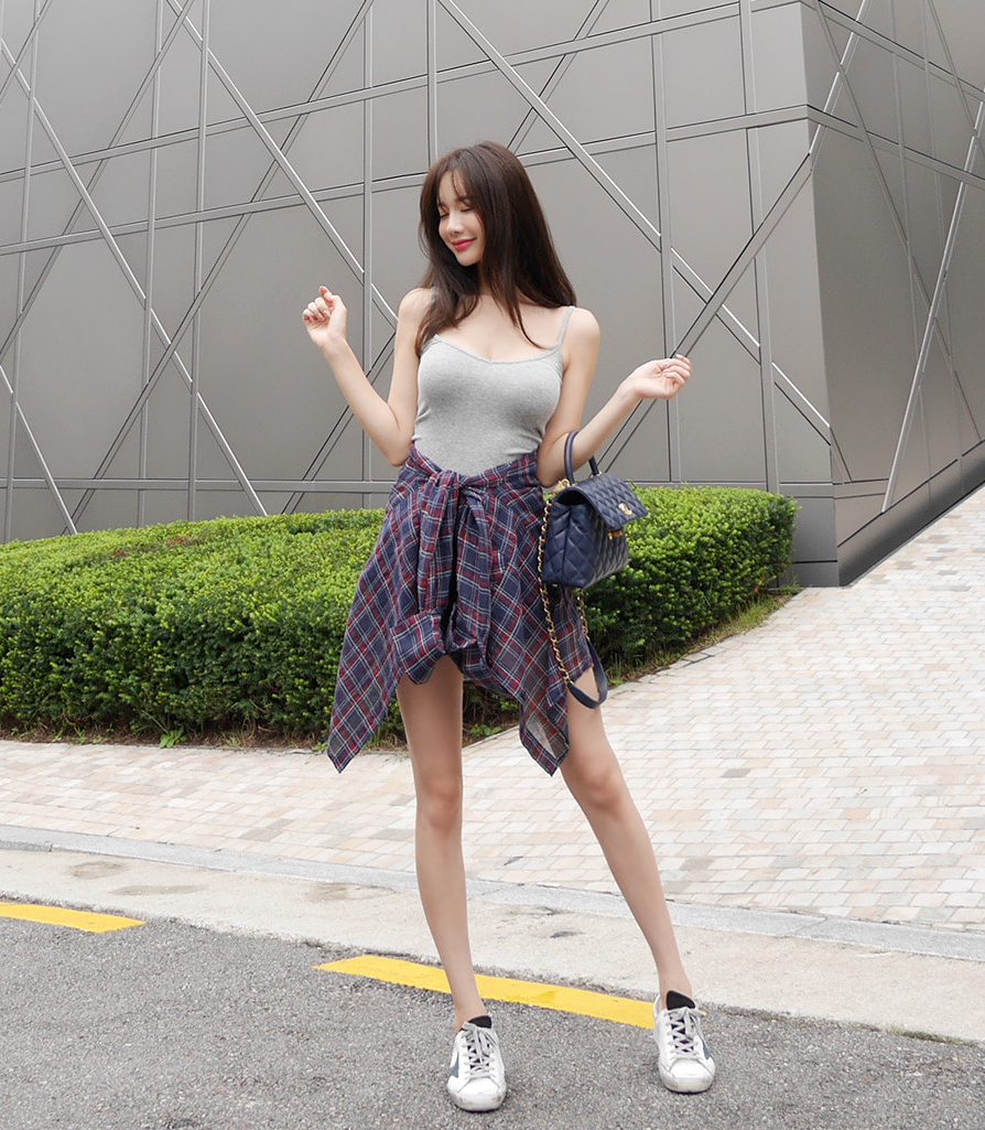 穿着灰色小吊带的小姐姐,身材给几分?