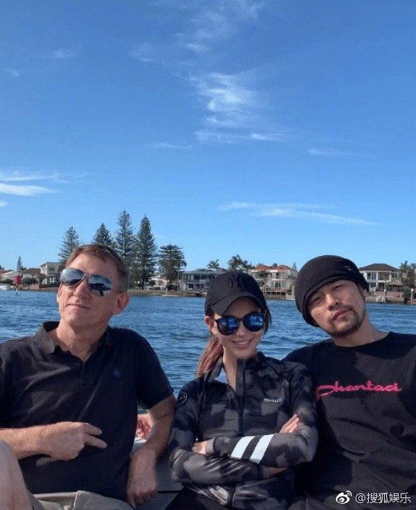 昆凌晒小周周正面照祖孙三代戴墨镜帅气十足 zt