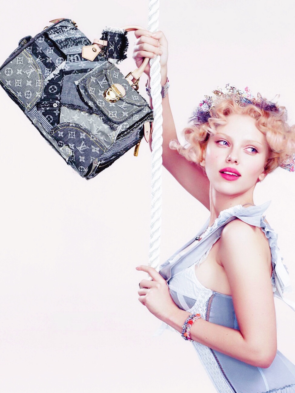 斯嘉丽约翰逊23岁时为大牌奢侈品路易威登代言的写真图什么水平zt