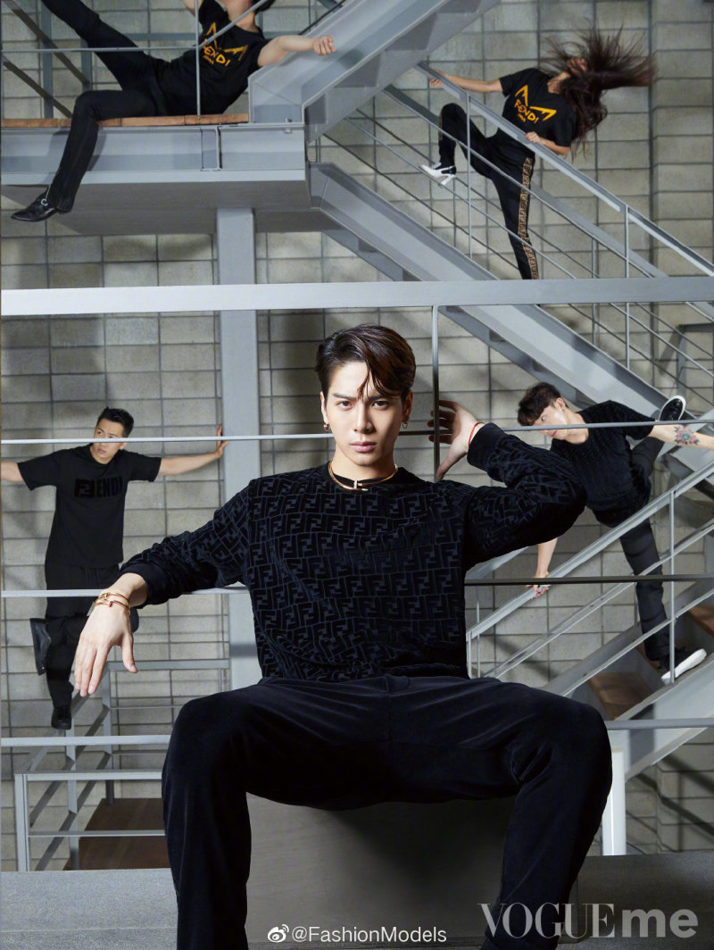 王嘉尔身着黑色丝绒夹克拍时尚大片,表现力如何? zt