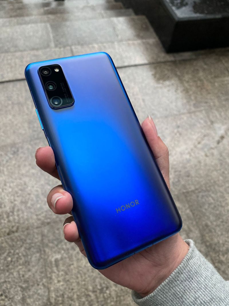 荣耀v30pro给颜色取的名字也很奇怪,明明就是个蓝色还叫什么魅海星蓝