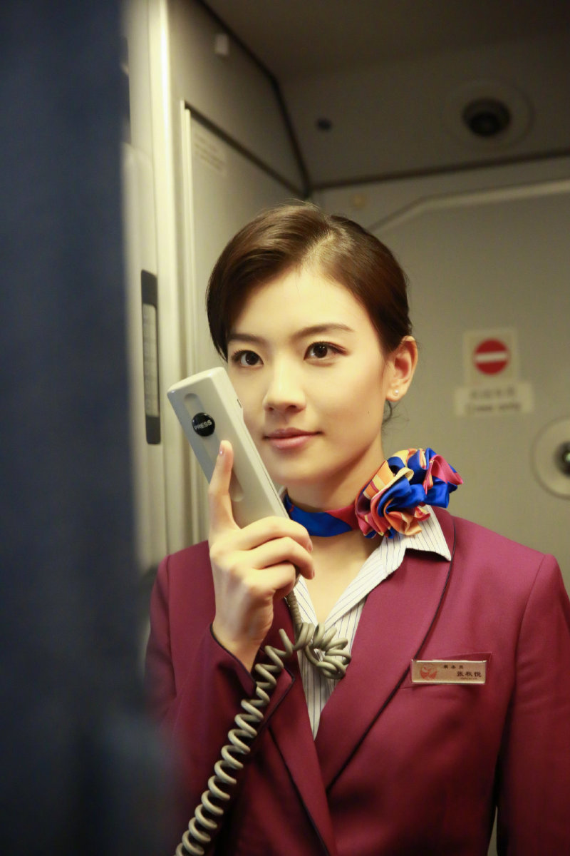 《中国机长》举行空中首映礼,演员雅玫这身空姐制服如何? zt