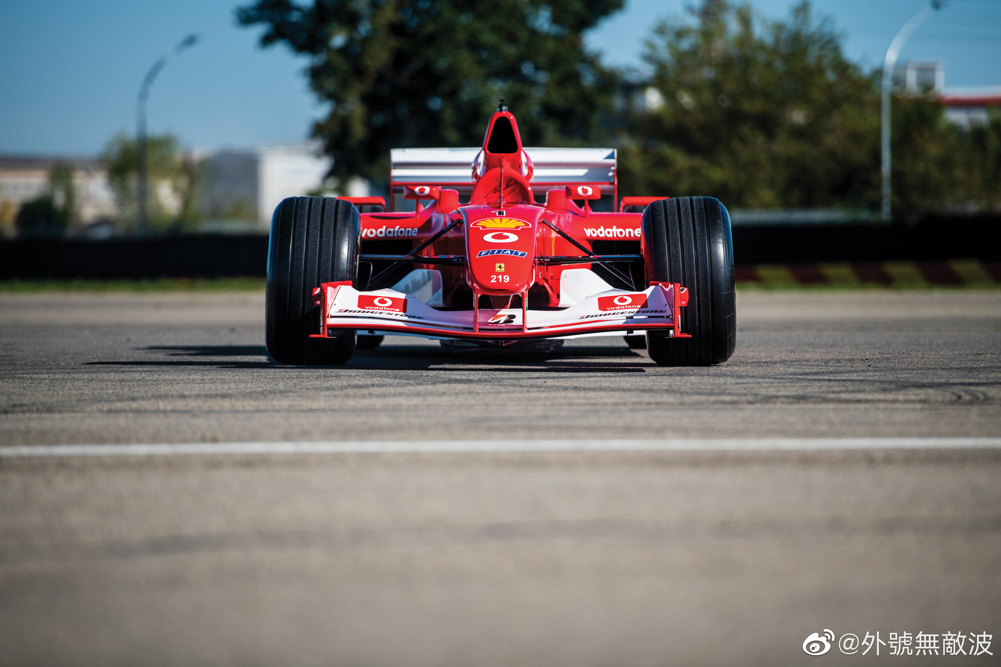 这台底盘编号219的法拉利f2002曾在迈克尔·舒马赫的驾驭下登顶当年