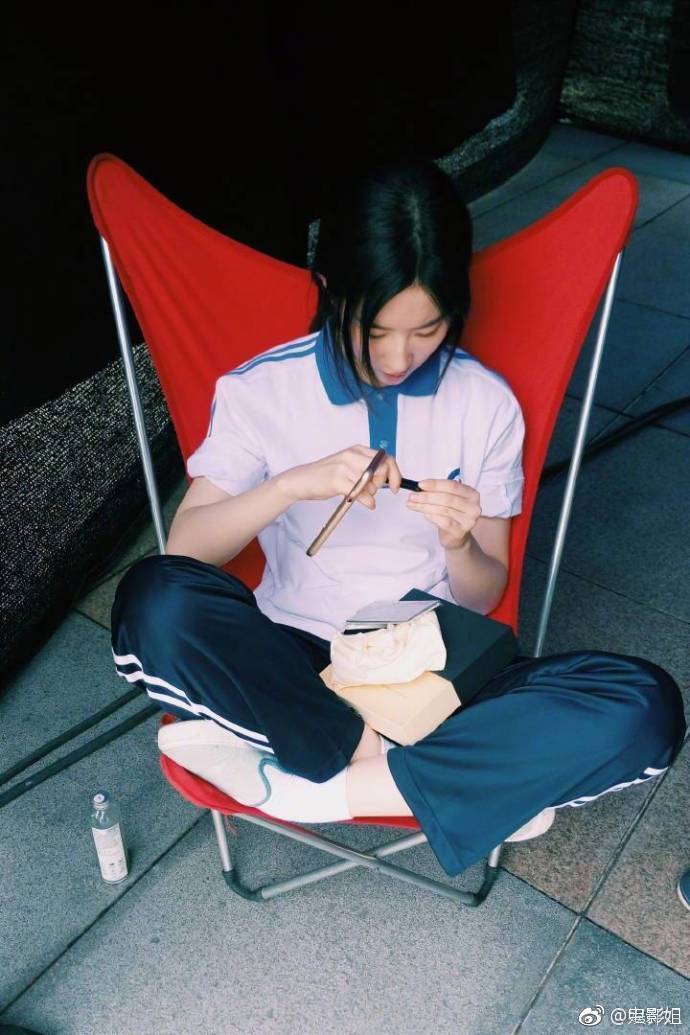 刘亦菲穿校服太好看了,谁能想到,她已经30 了? zt